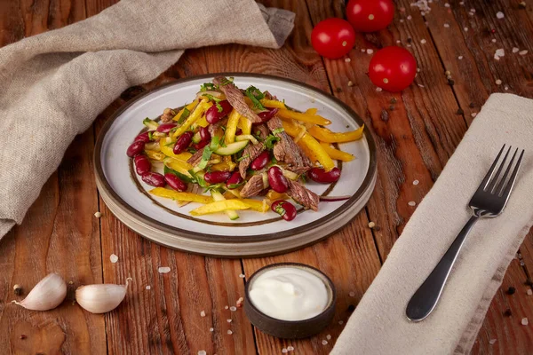 Salade Met Bonen Vlees Paprika Komkommer Houten Ondergrond — Stockfoto