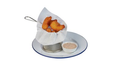 Bir tabakta kızarmış karides, beyaz üzerine izole edilmiş.