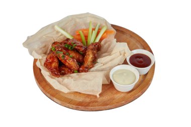 Soslu tavuk kanadı, havuç ve kereviz.