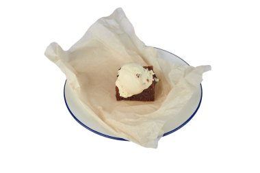 Beyaz arka planda izole edilmiş dondurmalı çikolatalı kek.