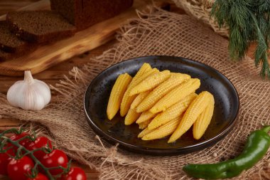 Ahşap arka planda turşulu küçük mısır