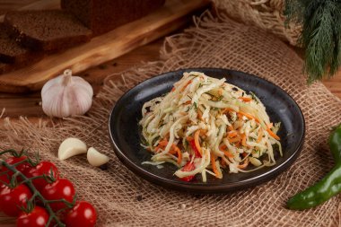 Ahşap bir arka planda turşulu daikon, çizgili.