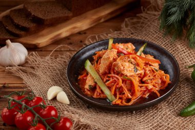 Tavuklu Kore havuçları, ahşap arka plan.