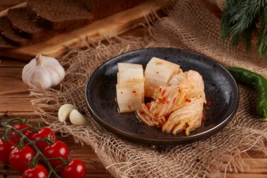 Beyaz arka planda Çin lahanası turşusu