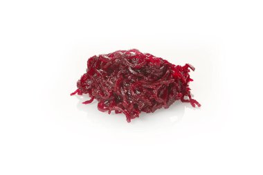 Beyaz arkaplanda kaynamış pancar