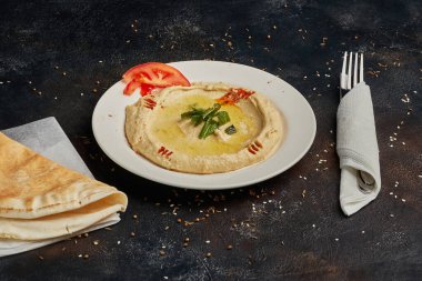 Karanlık arka planda nohut humusu. Ortadoğu, Yahudi mutfağı ya da Arap yemekleri. Vejetaryen, vejetaryen gıda konsepti.