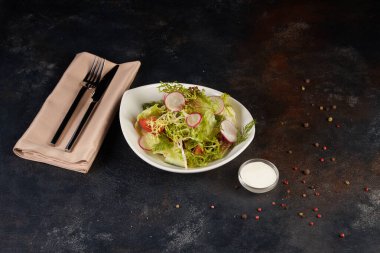 Koyu arkaplanda taze salata.