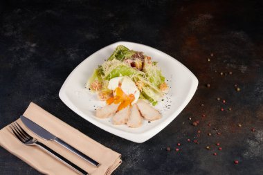 Parmesan peynirli taze sezar salatası.