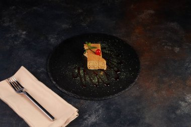 Katmanlı ballı kek, koyu arkaplan