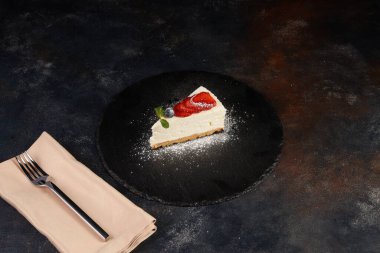 Çilekli cheesecake, koyu arkaplan