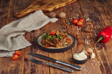 Sebzeli sığır yahnisi, Gürcü mutfağı, ahşap arka plan.