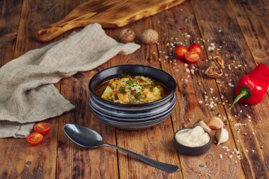 Kasede erişte çorbası, tahta arka planda kaşık.