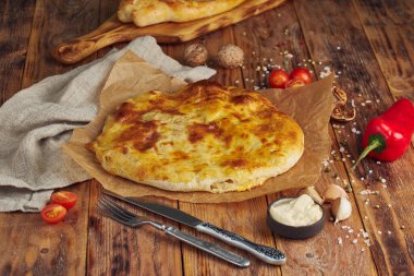 Megrelian 'da Khachapuri, peynirli turta, Gürcü yemeği, ahşap arka plan