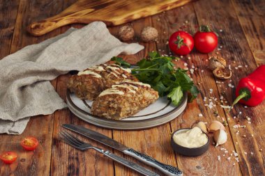 Bir tabak üzerinde kızarmış et (et pirzolası), ahşap zemin