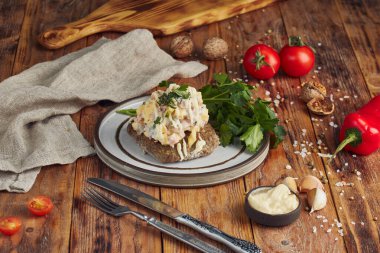 Bir tabak üzerinde kızarmış et (et pirzolası), ahşap zemin