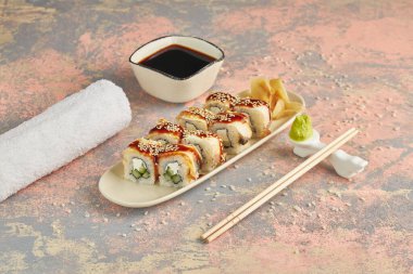 Karides, somon, salatalık, tobiko havyarı, soya sosu ve zencefilli sos.