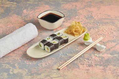 Karides, somon, salatalık, tobiko havyarı, soya sosu ve zencefilli sos.