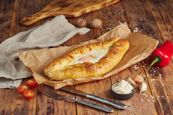 Adjarian Khachapuri - Gürcü peynirli ekmek. Peynirli açık turta ve yumurta sarısı..