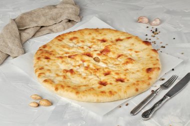 Hafif arka planda lahanalı Osetya turtası