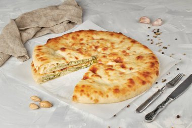 Peynirli ve yeşilli Osetya turtası