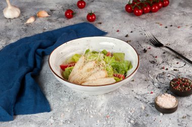 Tavuk ve kızarmış ekmekli Sezar salatası, hafif arka plan.