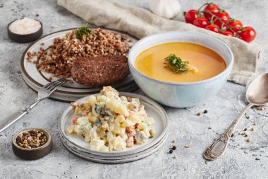 Restoranda kompleks öğle yemeği, iş yemeği, hafif arka plan.