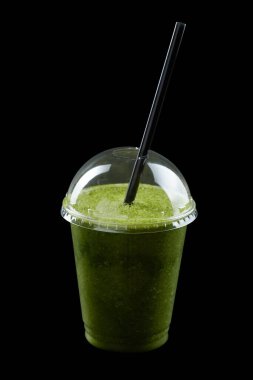 Dondurma, meyve suyu ve meyve şurubu ile milkshake, kapalı cam, siyah arkaplan, izole