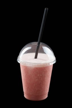 Dondurma, meyve suyu ve meyve şurubu ile milkshake, kapalı cam, siyah arkaplan, izole