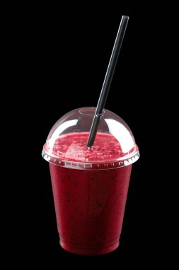 Dondurma, meyve suyu ve meyve şurubu ile milkshake, kapalı cam, siyah arkaplan, izole