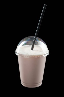 Dondurma, meyve suyu ve meyve şurubu ile milkshake, kapalı cam, siyah arkaplan, izole