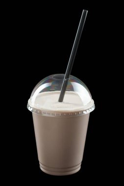 Dondurma, meyve suyu ve meyve şurubu ile milkshake, kapalı cam, siyah arkaplan, izole