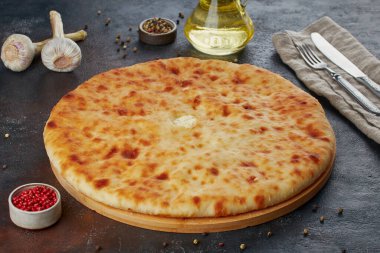 Geleneksel Kafkas yemeği - Peynirli, patatesli, otlu, süzme peynirli, kirazlı, sığır etli, mantarlı, koyu arkaplan