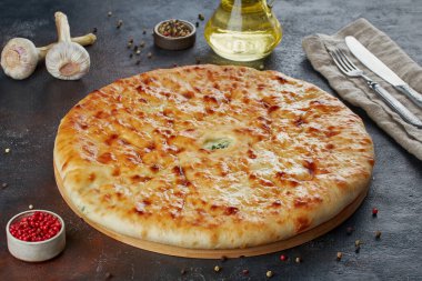 Geleneksel Kafkas yemeği - Peynirli, patatesli, otlu, süzme peynirli, kirazlı, sığır etli, mantarlı, koyu arkaplan