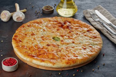 Geleneksel Kafkas yemeği - Peynirli, patatesli, otlu, süzme peynirli, kirazlı, sığır etli, mantarlı, koyu arkaplan