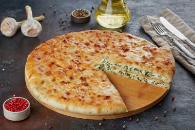 Geleneksel Kafkas yemeği - Peynirli, patatesli, otlu, süzme peynirli, kirazlı, sığır etli, mantarlı, koyu arkaplan