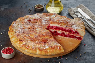 Geleneksel Kafkas yemeği - Peynirli, patatesli, otlu, süzme peynirli, kirazlı, sığır etli, mantarlı, koyu arkaplan