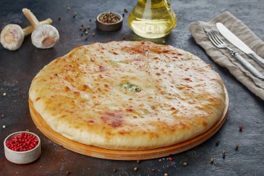 Geleneksel Kafkas yemeği - Peynirli, patatesli, otlu, süzme peynirli, kirazlı, sığır etli, mantarlı, koyu arkaplan