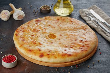 Geleneksel Kafkas yemeği - Peynirli, patatesli, otlu, süzme peynirli, kirazlı, sığır etli, mantarlı, koyu arkaplan