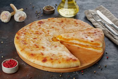 Geleneksel Kafkas yemeği - Peynirli, patatesli, otlu, süzme peynirli, kirazlı, sığır etli, mantarlı, koyu arkaplan