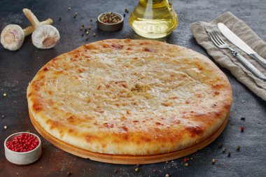 Geleneksel Kafkas yemeği - Peynirli, patatesli, otlu, süzme peynirli, kirazlı, sığır etli, mantarlı, koyu arkaplan