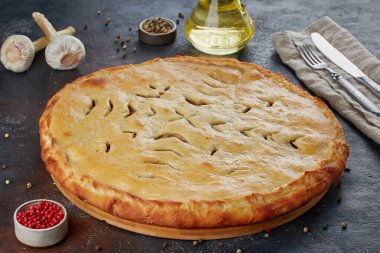 Geleneksel Kafkas yemeği - Peynirli, patatesli, otlu, süzme peynirli, kirazlı, sığır etli, mantarlı, koyu arkaplan