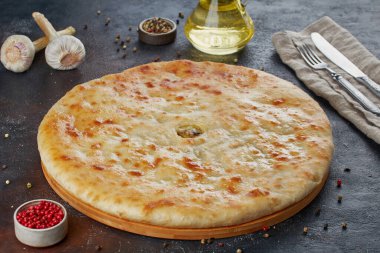 Geleneksel Kafkas yemeği - Peynirli, patatesli, otlu, süzme peynirli, kirazlı, sığır etli, mantarlı, koyu arkaplan