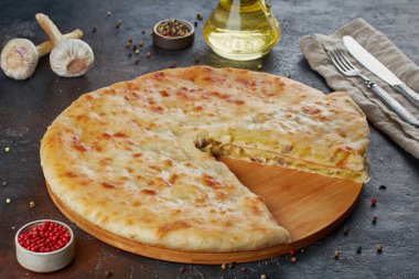 Geleneksel Kafkas yemeği - Peynirli, patatesli, otlu, süzme peynirli, kirazlı, sığır etli, mantarlı, koyu arkaplan