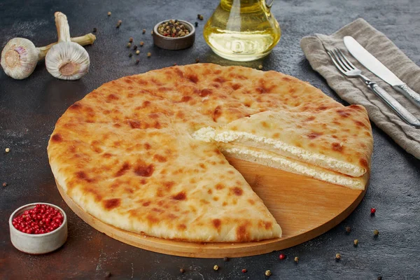 Geleneksel Kafkas yemeği - Peynirli, patatesli, otlu, süzme peynirli, kirazlı, sığır etli, mantarlı, koyu arkaplan