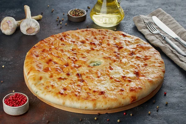 Geleneksel Kafkas yemeği - Peynirli, patatesli, otlu, süzme peynirli, kirazlı, sığır etli, mantarlı, koyu arkaplan