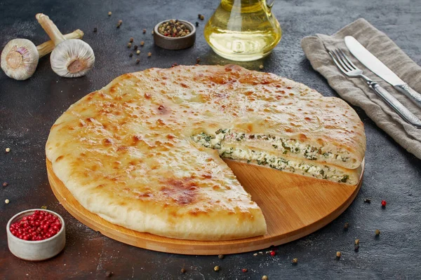 Geleneksel Kafkas yemeği - Peynirli, patatesli, otlu, süzme peynirli, kirazlı, sığır etli, mantarlı, koyu arkaplan