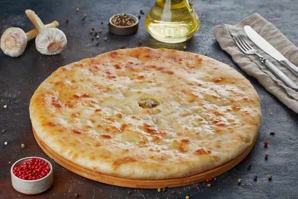 Geleneksel Kafkas yemeği - Peynirli, patatesli, otlu, süzme peynirli, kirazlı, sığır etli, mantarlı, koyu arkaplan