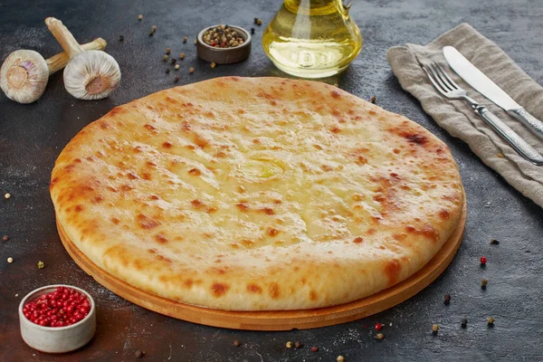 Geleneksel Kafkas yemeği - Peynirli, patatesli, otlu, süzme peynirli, kirazlı, sığır etli, mantarlı, koyu arkaplan