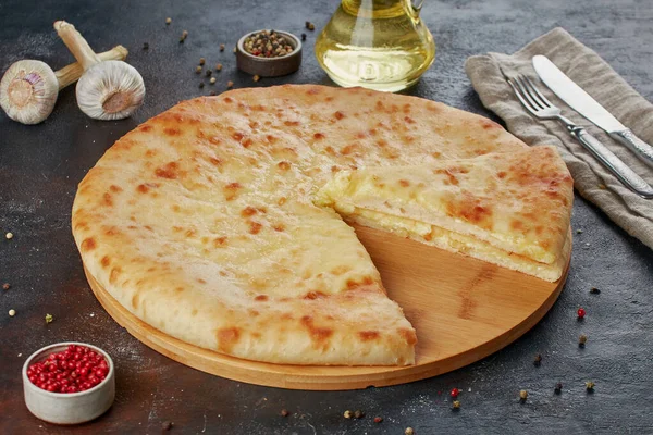 Geleneksel Kafkas yemeği - Peynirli, patatesli, otlu, süzme peynirli, kirazlı, sığır etli, mantarlı, koyu arkaplan