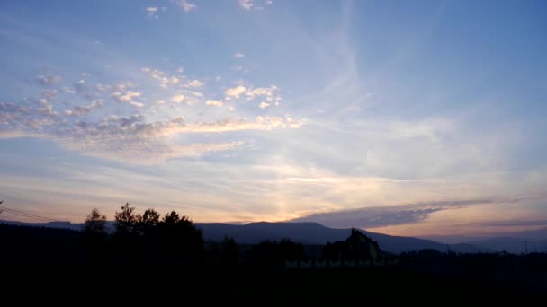 時間の経過。山の夕日。空を飛んでいる飛行機。森の家. — ストック動画